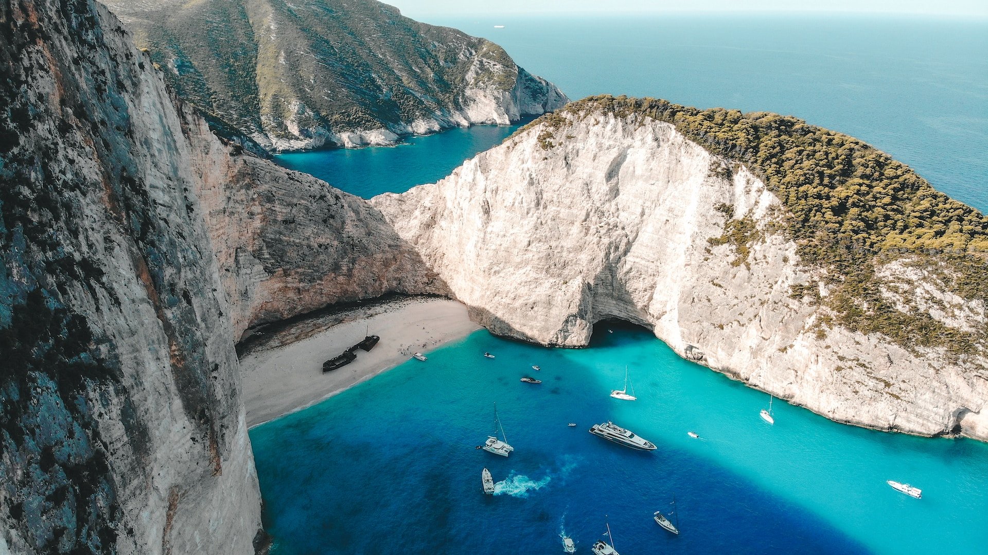 Plaja Navagio: Epava Istorică și Sanctuarul Natural al Mării Ionice